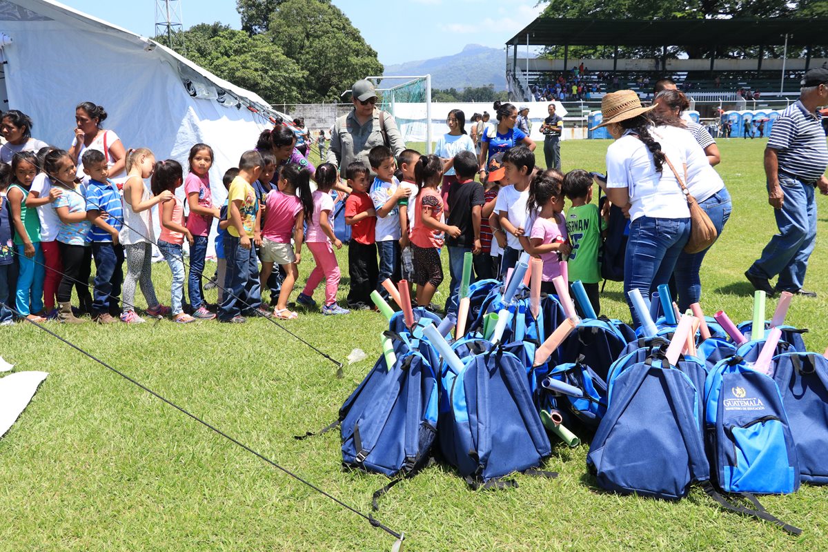 En su regreso a clases, los estudiantes de Escuintla y Alotenango recibieron mochilas y útiles escolares. (Foto Prensa Libre: Enrique Paredes)