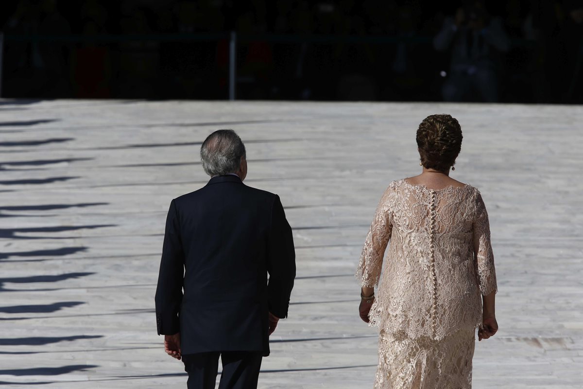 Imagen del 1 de enero del 2015 durante la investidura de la presidenta Dilma Rousseff (der.), junto al actual presidente interino Michel Temer. (Foto Prensa Libre: EFE).