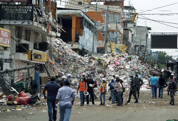 Vista de edificios afectados por el terremoto en Ecuador. (Foto Prensa Libre: AP)