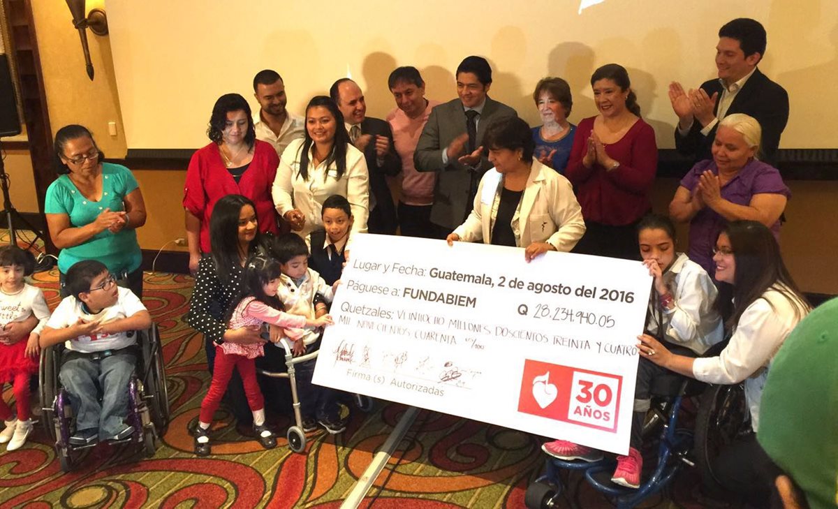 Autoridades de Fundabiem reciben el cheque simbólico con lo recaudado durante Teletón 2016. (Foto Prensa Libre: Teletón)
