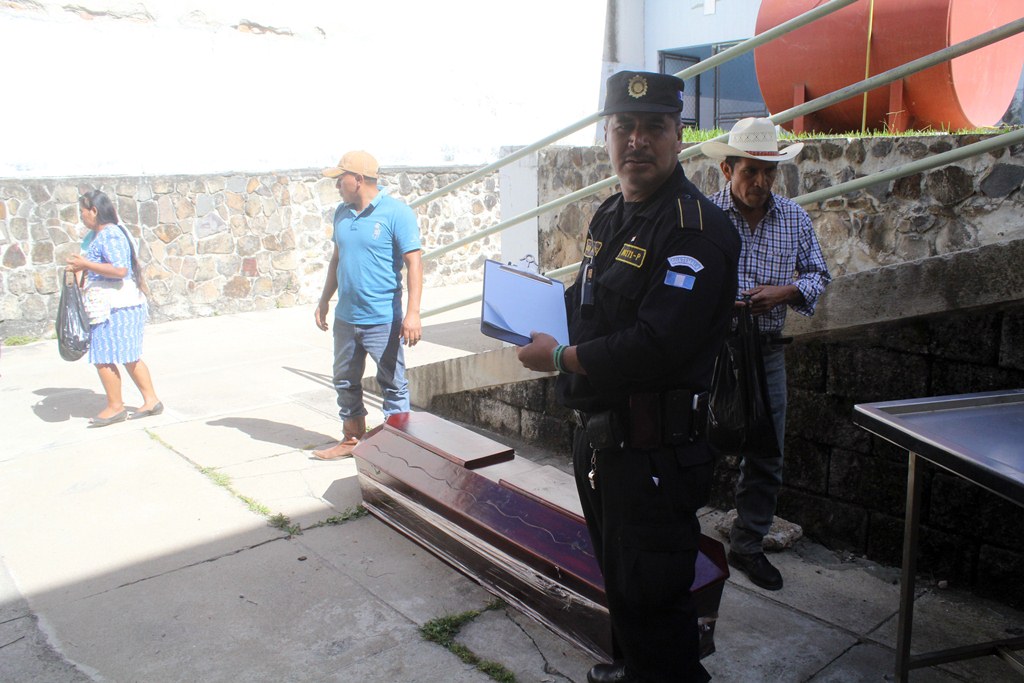 El féretro que contiene los restos de Isidro Nájera permanece en la morgue de la ciudad de Jalapa. (Foto Prensa Libre: Hugo Oliva).