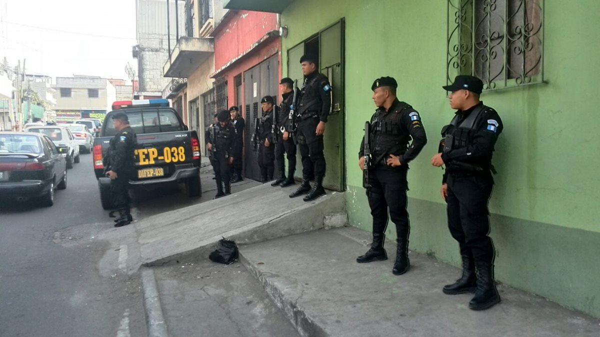 Agentes de la PNC desplegados en Villalobos 1, durante el operativo para capturar a los supuestos sicarios. (Foto Prensa Libre: Estuardo Paredes)