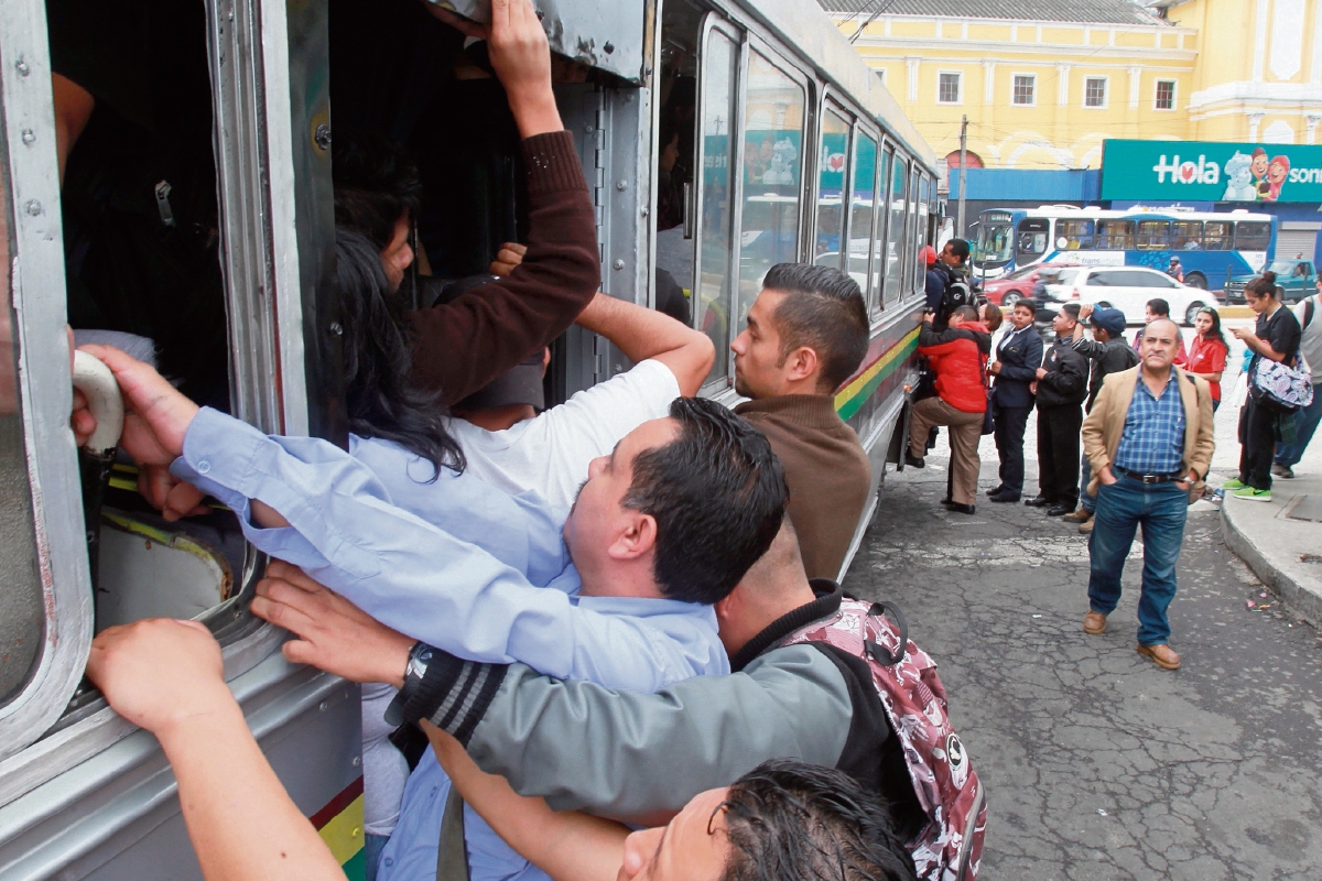 Vendedores y usuarios del transporte colectivo de pasajeros urbano y extraurbano son afectados por grupos de extorsionistas en la capital. (Foto Prensa Libre: Hemeroteca PL)