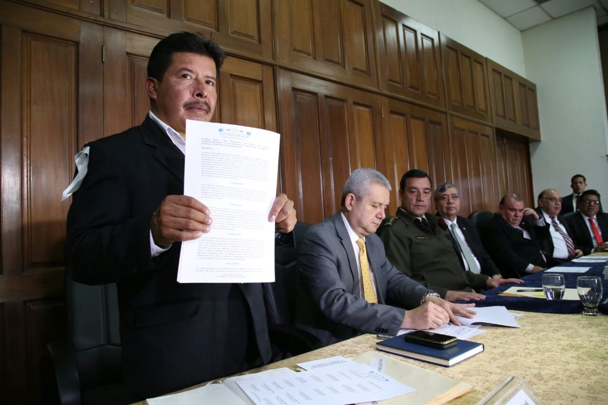 El alcalde de Ixchiguán, David López, levanta el acuerdo firmado junto a otras autoridades. (Foto Prensa Libre: Vicepresidencia)