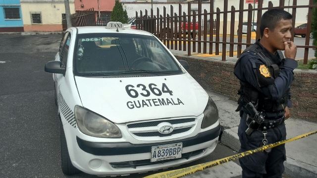 El taxi fue marcado con el número cinco por extorsionistas para identificar pagos exigidos. (Foto Prensa Libre: Estuardo Paredes)