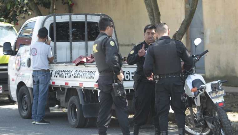 El camión que transportaba materiales de ferretería fue vaciado por delincuentes, y al conductor y su ayudante los abandonaron en la colonia Lavarreda, zona 18 (Foto Prensa Libre: Erick Avila). 