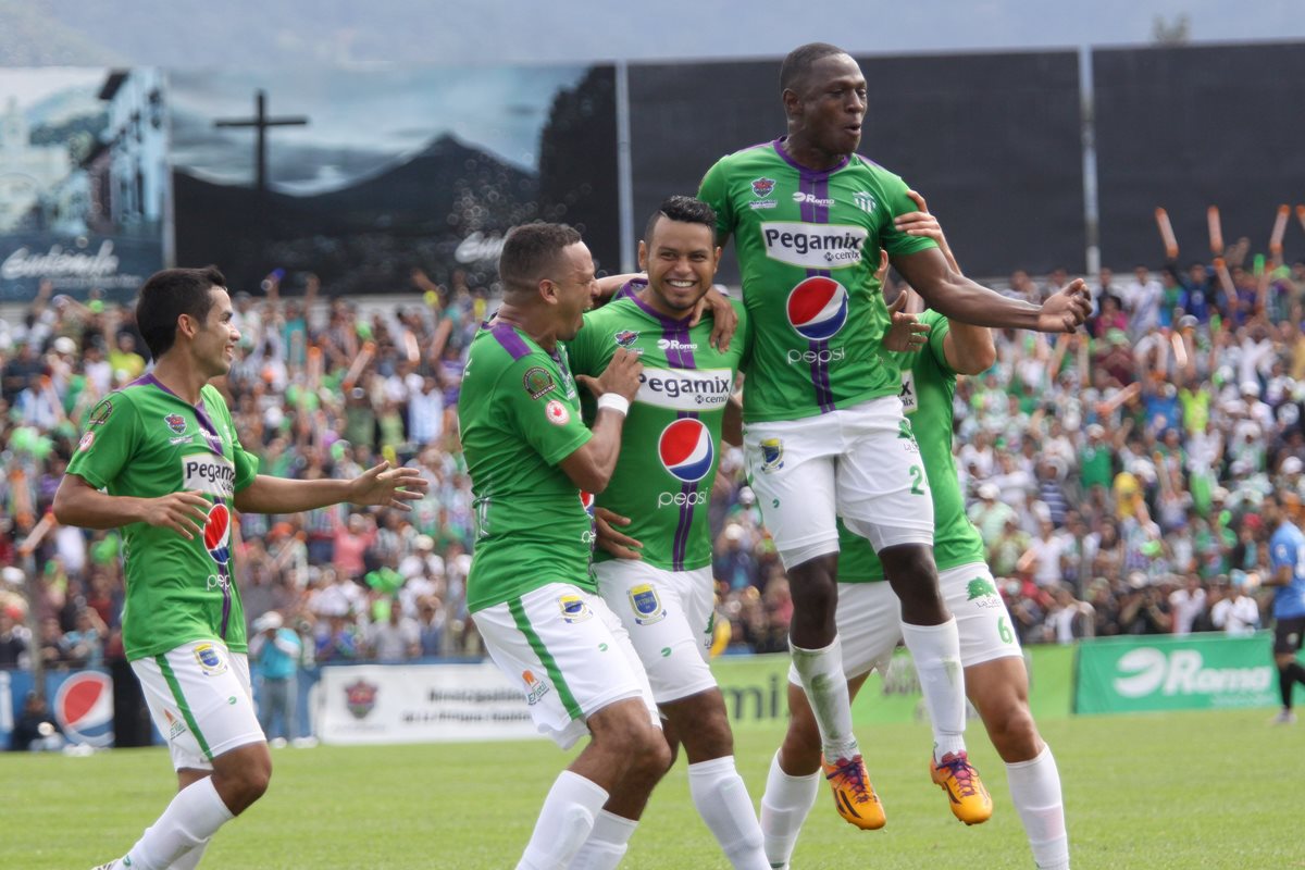 Así festejaron los jugadores de Antigua GFC en la gran final. (Foto Prensa Libre: Jesús Cuque)