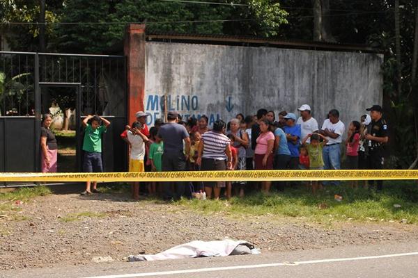 Familiares identificaron al niño que fue arrollado. (Foto Prensa Libre: Omar Méndez)<br _mce_bogus="1"/>