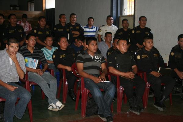 Agentes de la Policía Nacional Civil escuchan una plática antes de la entrega de las computadoras, en Cobán, Alta Verapaz. (Foto Prensa Libre: Ángel Martín Tax)<br _mce_bogus="1"/>