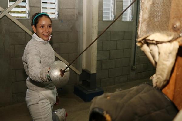 Kreestel Fraatz Leal, de Cobán, Alta Verapaz, se inlcina por el esgrima. (Foto Prensa Libre: Eduardo Sam)