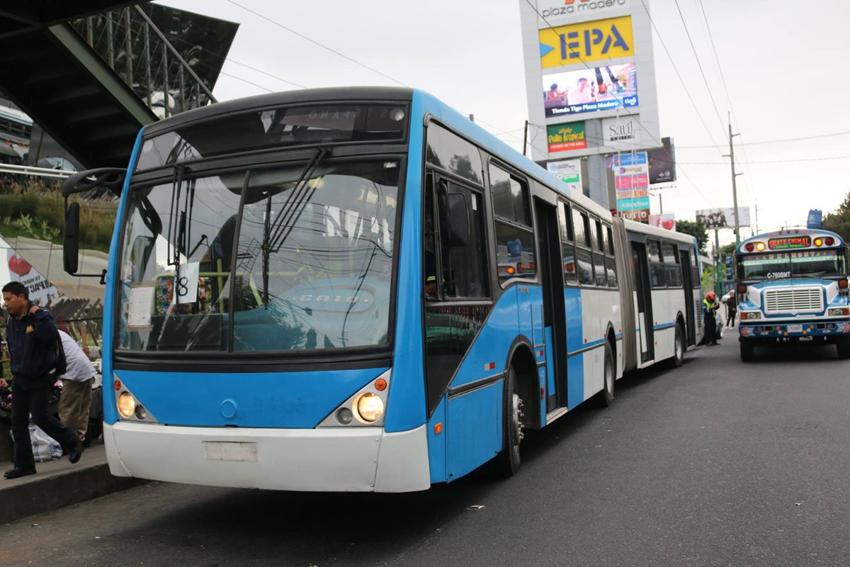 Los nuevos autobuses del Express Roosevelt se encuentran en un predio de la zona 7 de San Miguel Petapa, junto a unidades del Transurbano. (Foto Prensa Libre: Álvaro Interiano)
