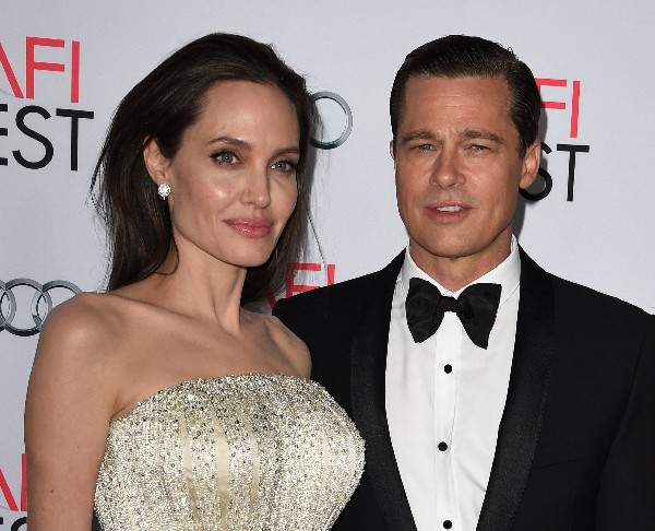 Angelina Jolie y su esposo Brad Pitt en el estreno de By the Sea. (Foto Prensa Libre: AFP)