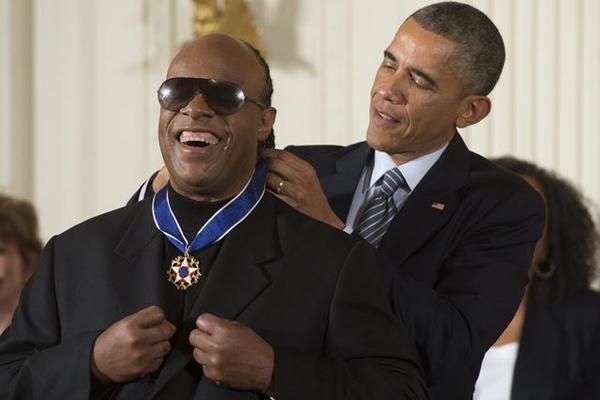 Barack Obama entrega al músico Stevie Wonder la Medalla Presidencial de la Libertad (Foto Prensa Libre: EFE).