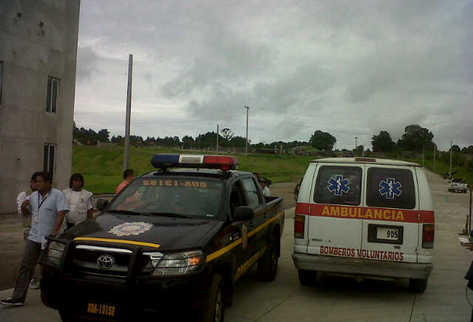 Policías y ambulancias permanecen en el lugar del accidente. (Foto: Mynor Toc)