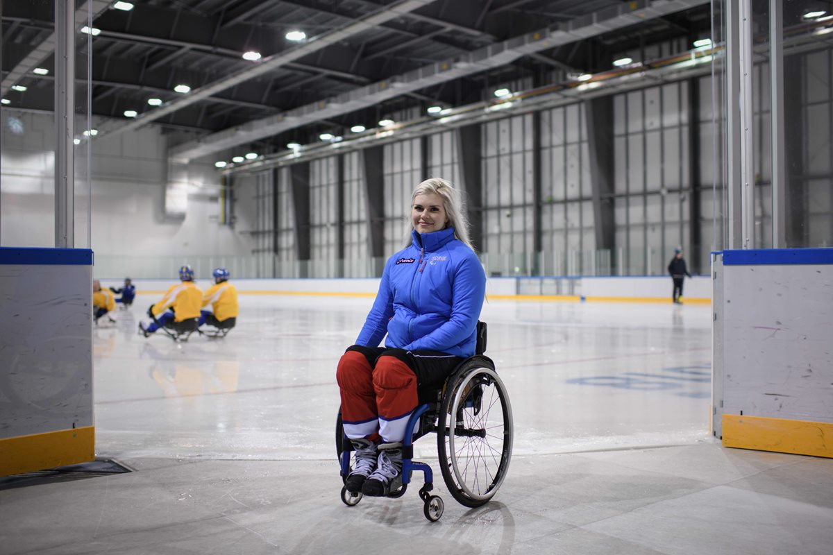 La jugadora paralímpica Lena Schroeder de Noruega, es la única jugadora de 135 hombres en el hockey sobre hielo en PyeongChang. (Foto Prensa Libre: AFP)