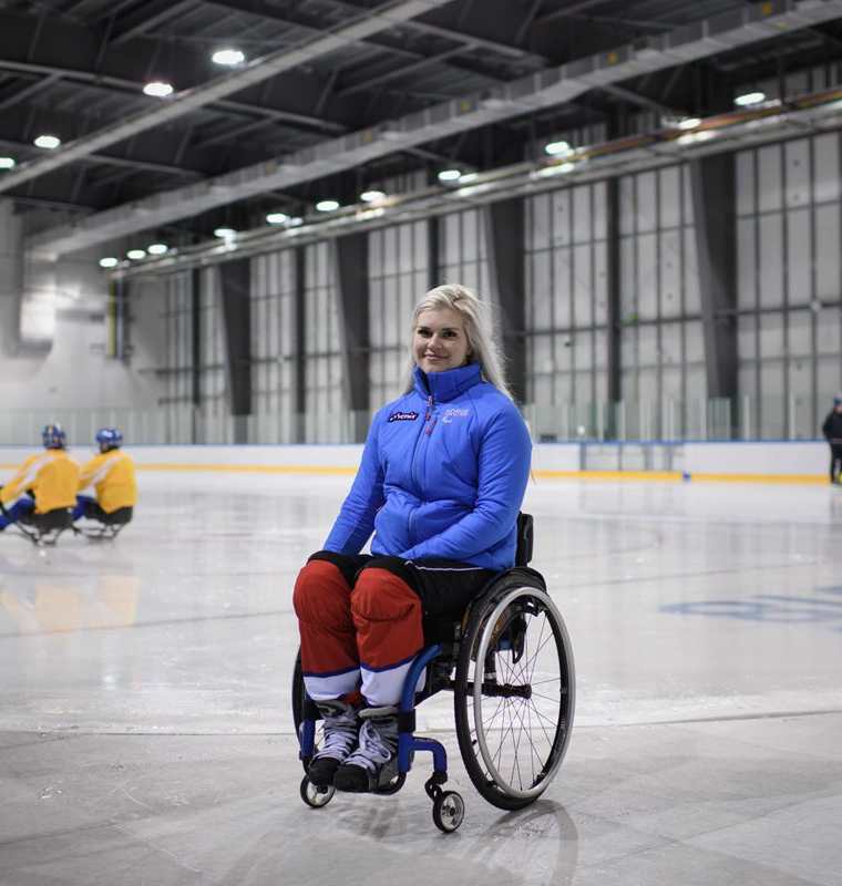 La jugadora paralímpica Lena Schroeder de Noruega, es la única jugadora de 135 hombres en el hockey sobre hielo en PyeongChang. (Foto Prensa Libre: AFP)
