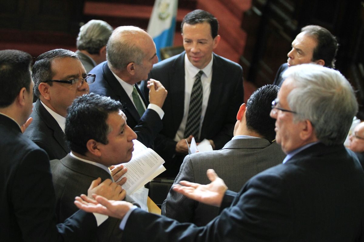 Diputados de distintas bancadas discuten durante la plenaria de este jueves. (Foto Prensa Libre: Esbin García)