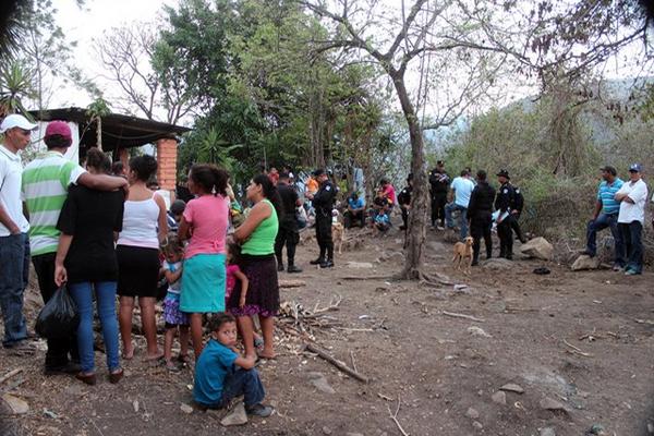 Vecinos permanecen en el patio de la vivienda donde murió Mario Augusto Alarcón, luego de ser baleado, en Jalapa. (Foto Prensa Libre: Hugo Oliva) 