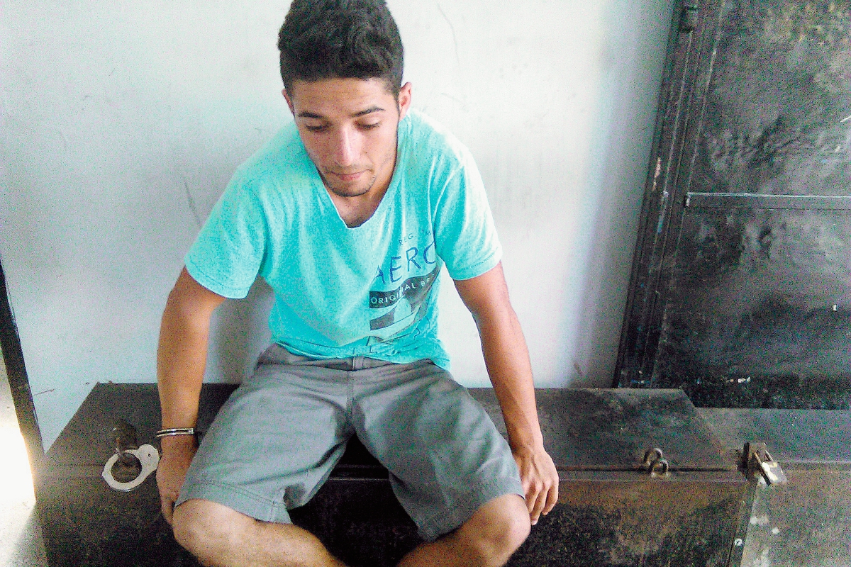 Edas Emilio Lemus, de 19 años fue capturado por la PNC, luego de que disparó dentro de un colegio en Chiquimula (Foto Prensa Libre: Edwin Paxtor)