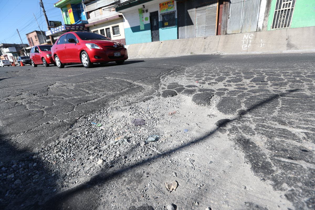 Enormes baches afectan a conductores que transitan en la 2a. avenida, entre 8a. y 9a. calle, colonia el Mezquital, zona 12 de Villa Nueva. (Foto Prensa Libre: Érick Ávila)