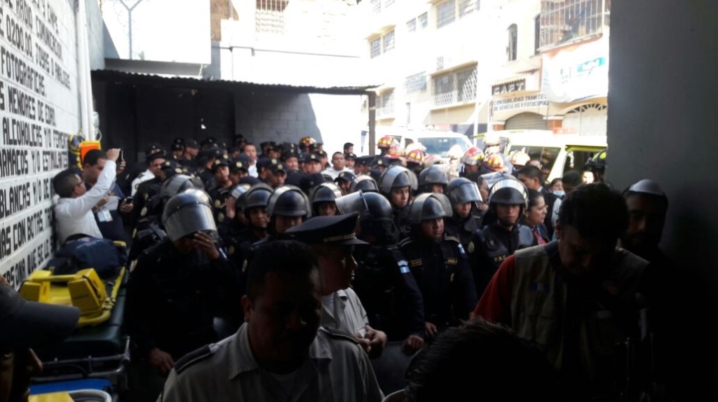 Autoridades retoman el control de la cárcel de Quiché. (Foto Prensa Libre: Óscar Figueroa).