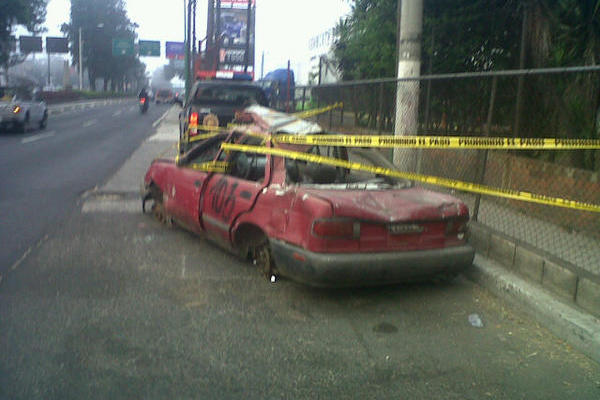 Vehículo colado en la calzada Aguilar Batres y 34 calle. (Foto cortesía de la PMT de Villa Nueva)