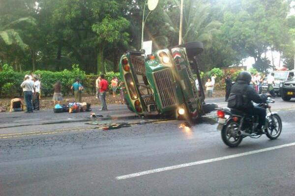 Bus de transportes Pamaxán se accidenta en ruta al Atlántico. (Foto cortesía del usuario de Twitter @ernesto_jacob)