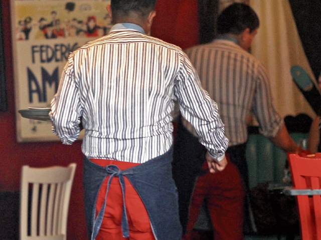 Meseros ya no reciben la propina completa, sino que esta es distribuida entre todo el personal del restaurante. (Foto Prensa Libre: Érick Ávila)