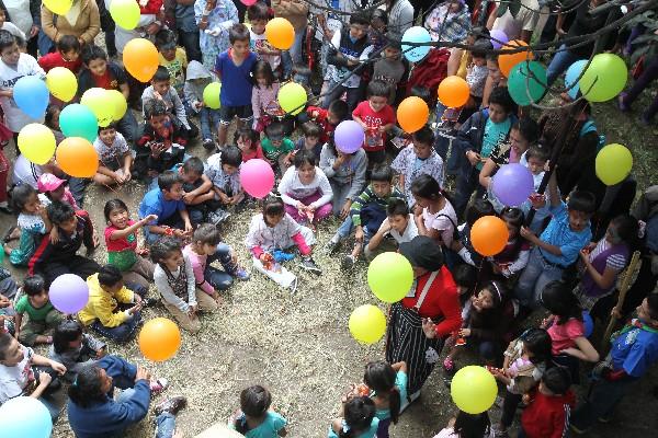 Payasos, globos, regalos  y piñatas alegran el día a unos 300  niños en Hospital   San Juan de Dios.