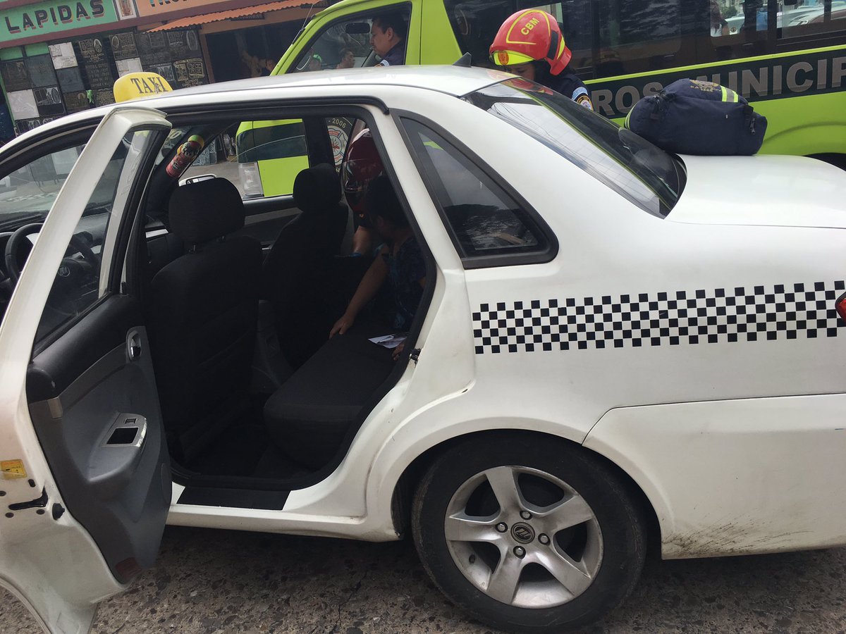 Una adolescente dio a luz dentro de un taxi en la zona 1 capitalina. (Foto Prensa Libre: Amílcar Montejo)