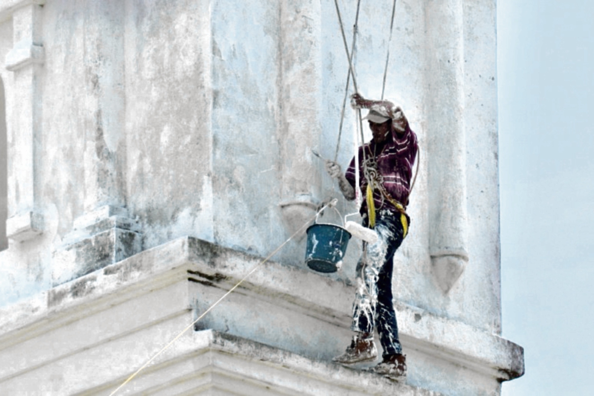 Voluntarios pintan  la iglesia Santiago Apóstol, en Cubulco, Baja Verapaz.