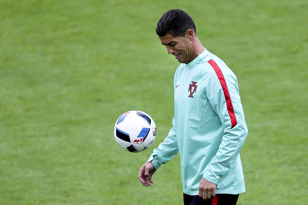 Cristiano no ha tenido una buena Eurocopa y aún no se estrena con gol. (Foto Prensa Libre: EFE)