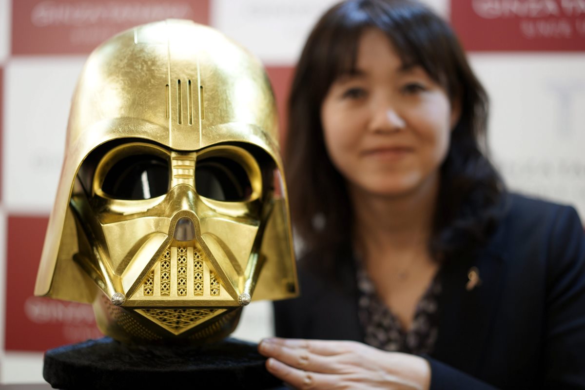 La máscara de Darth Vader bañada en oro se exhibe en la tienda Ginza Tanaka en Tokio, Japón. (Fot o Prensa Libre: EFE)