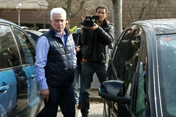 José Luis Alonso, padre del piloto de Fórmula Uno Fernando Alonso, sale del Hospital General de Cataluña. (Foto Prensa Libre: EFE)