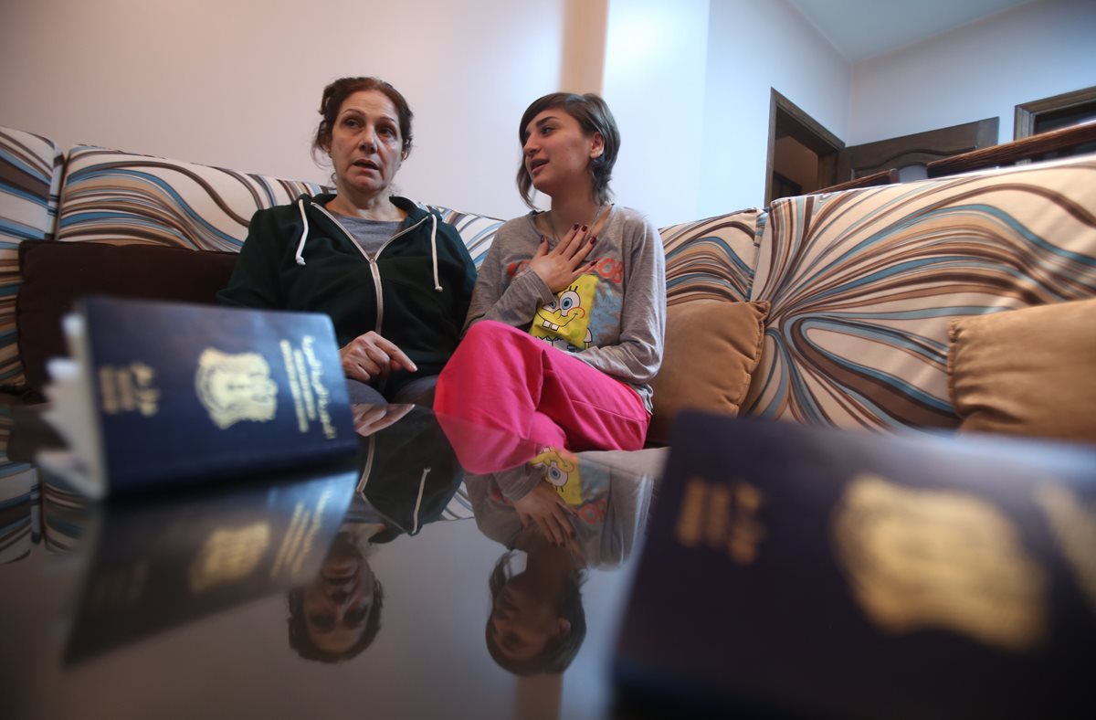 Josephine Abu Assaleh (a la izq.) habla con su sobrina en Damasco después de ser rechazado su ingreso a EE. UU. (Foto Prensa Libre: AFP).
