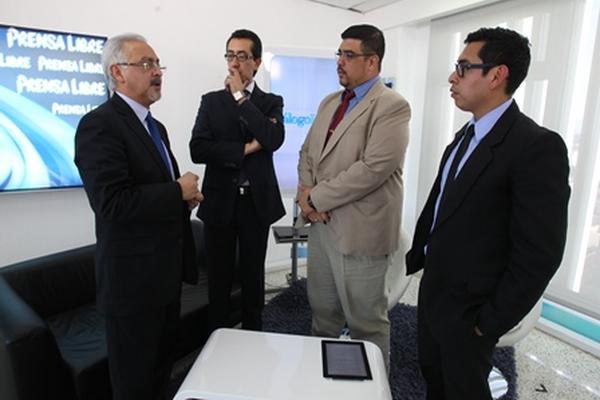 Alfredo del  Cid, exministro de Finanzas, y Jonathan Menkos, director del Icefi, conversan con los periodistas Urías Gamarro y Ben Kei Chin. (Foto. Prensa Libre: PAULO RACQUEC).