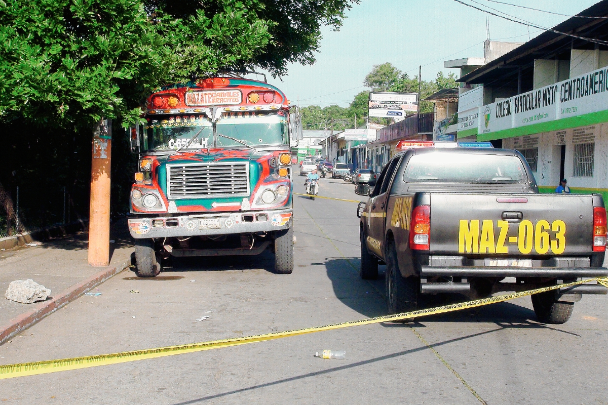 La PNC acordona  la escena del crimen, en  donde murió un piloto en Mazatenango, Suchitepéquez. (Foto Prensa Libre: Omar Méndez)