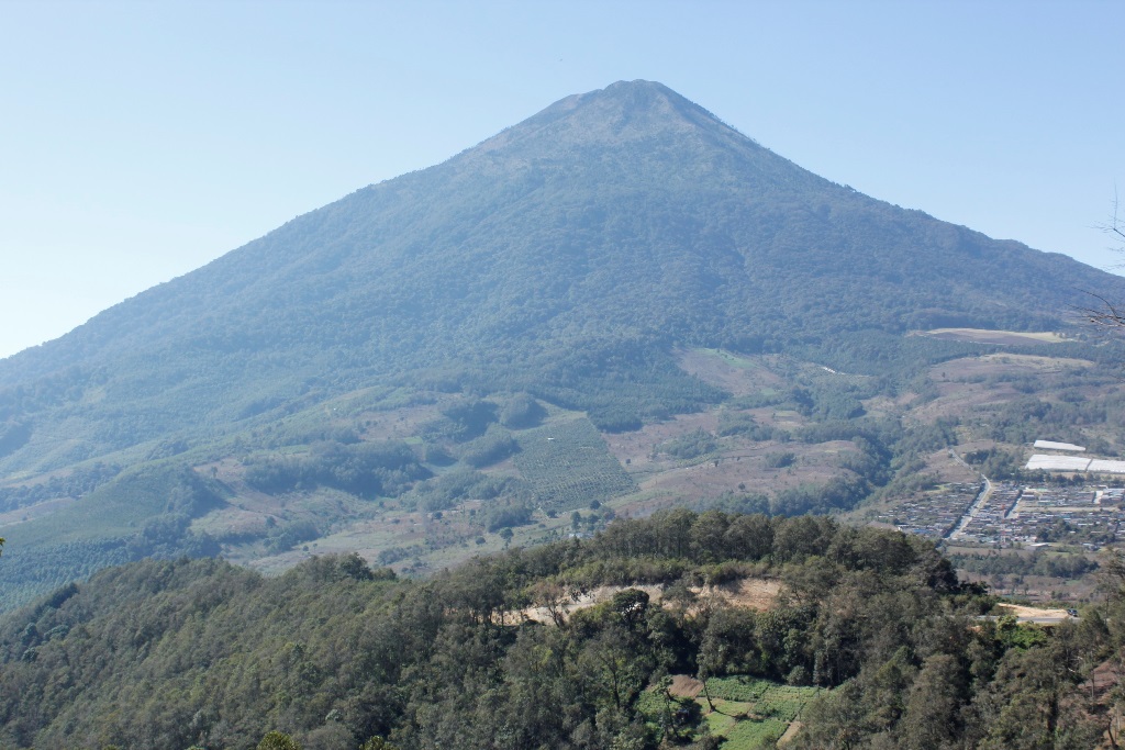 Desde enero último, la municipalidad cobra por el acceso al Volcán de Acatenango. (Foto Prensa Libre: Víctor Chamalé)