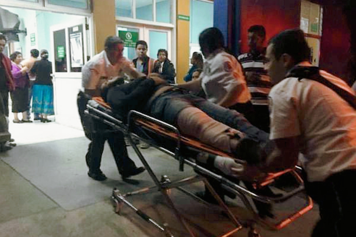 Cuerpos de socorro llevaron a las víctimas a la emergencia del hospital Roosevelt. (Foto Prensa Libre: Bomberos Voluntarios)