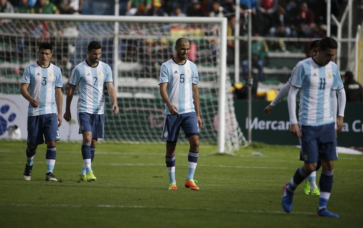Los jugadores de Argentina muestran su descontento con el marcador, en Bolivia. (Foto Prensa Libre: AP)