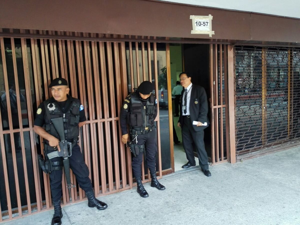 Las oficinas allanadas del Congreso se ubican en la 8 avenida y 12 calle de la zona 1 de la capital. (Foto Prensa Libre: E. Bercian)