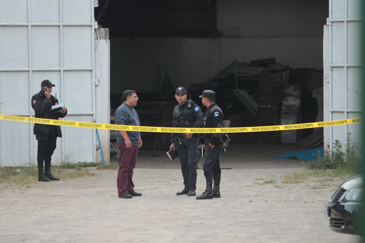 La Policía acordona el lugar donde fue encontrado el cuerpo del guardia privado. (Foto Prensa Libre: Érick Ávila)
