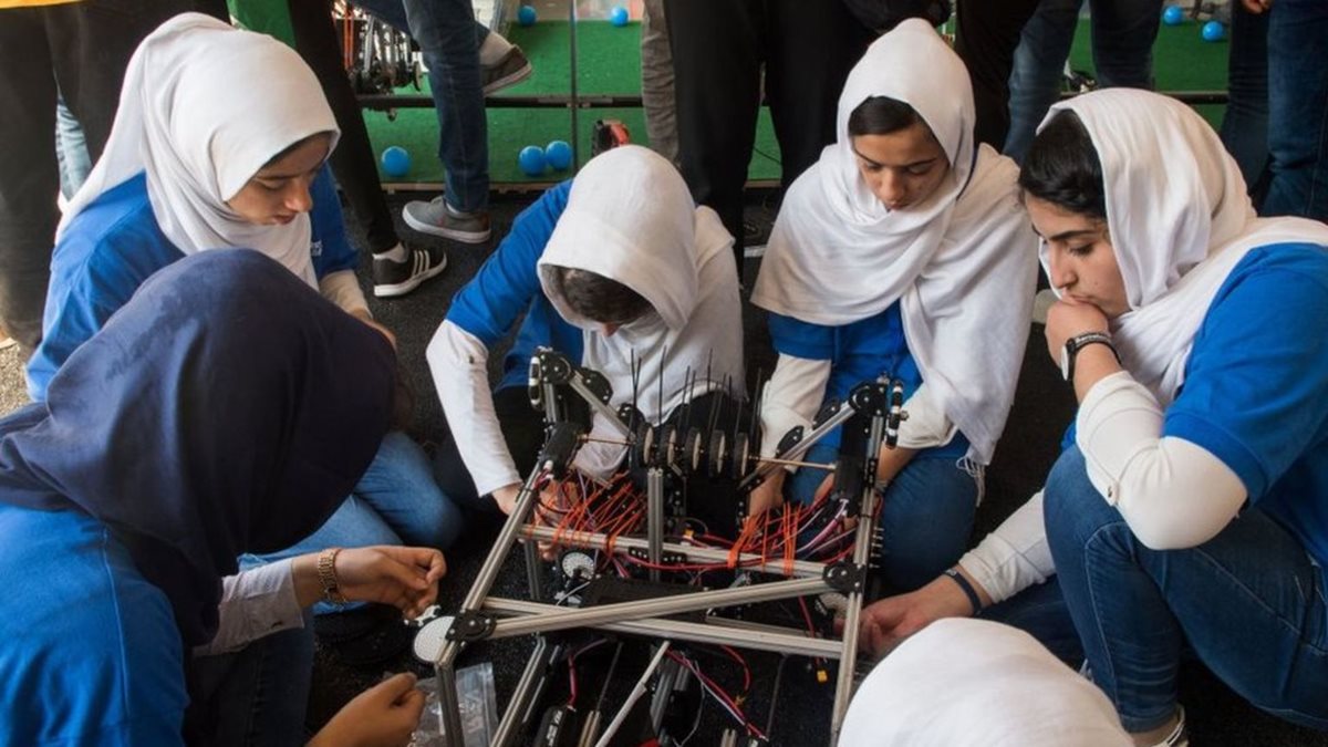 Un equipo de niñas afganas protagonizó titulares internacionales al serles denegadas sus visas en dos ocasiones. Finalmente, pudieron participar. PAUL J. RICHARDS/AFP/GETTY IMAGES