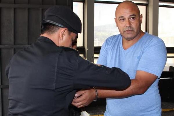 El técnico de Coatepeque, Richard Alexis Pressa Herrera, fue capturado con dólares sin declarar en el aeropuerto. (Foto Prensa Libre: PNC)<br _mce_bogus="1"/>