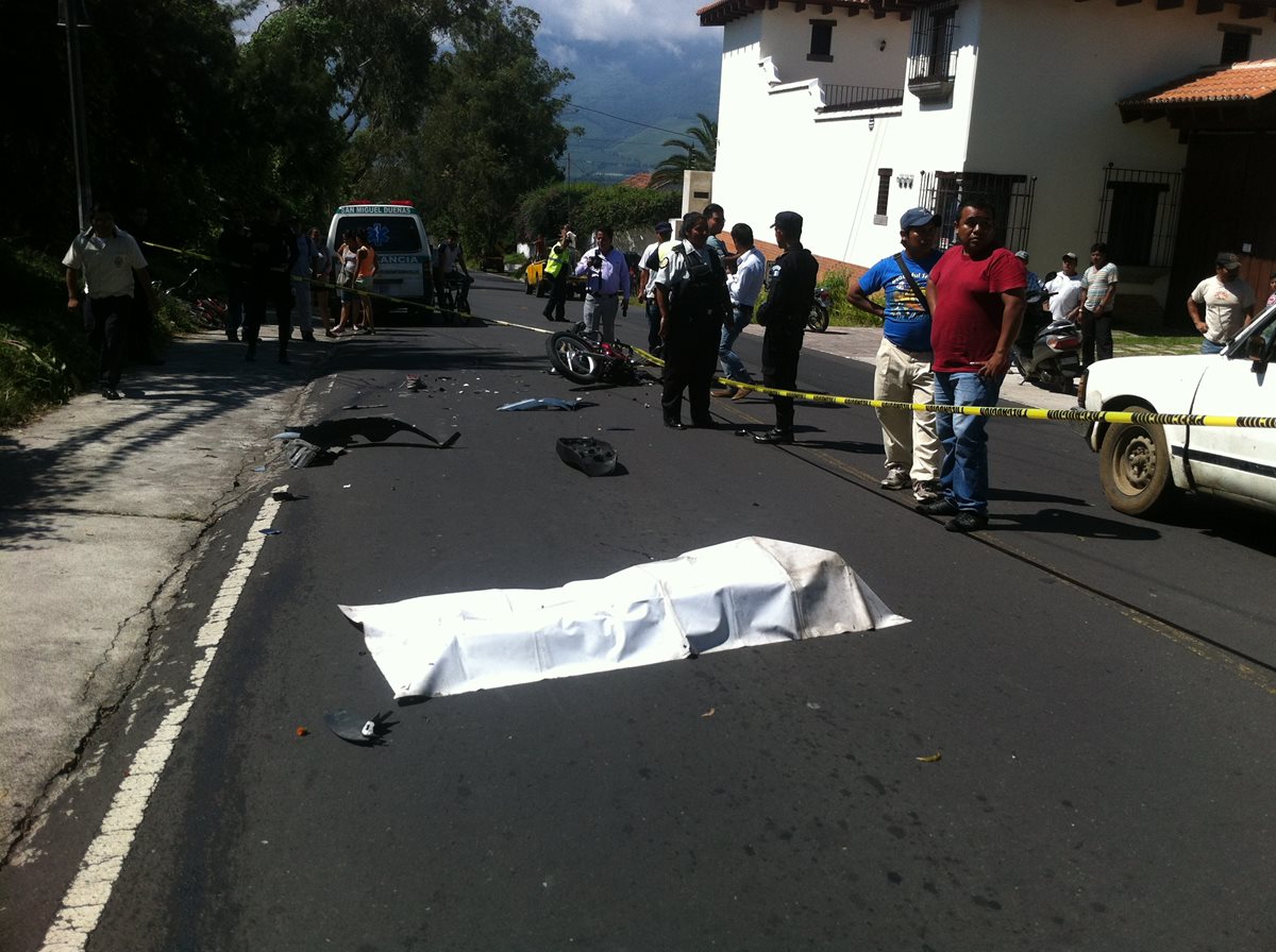 Socorristas resguardan cadáver de hombre que murió en accidente de tránsito, en San Miguel Dueñas, Sacatepéquez. (Foto Prensa Libre: Miguel López)