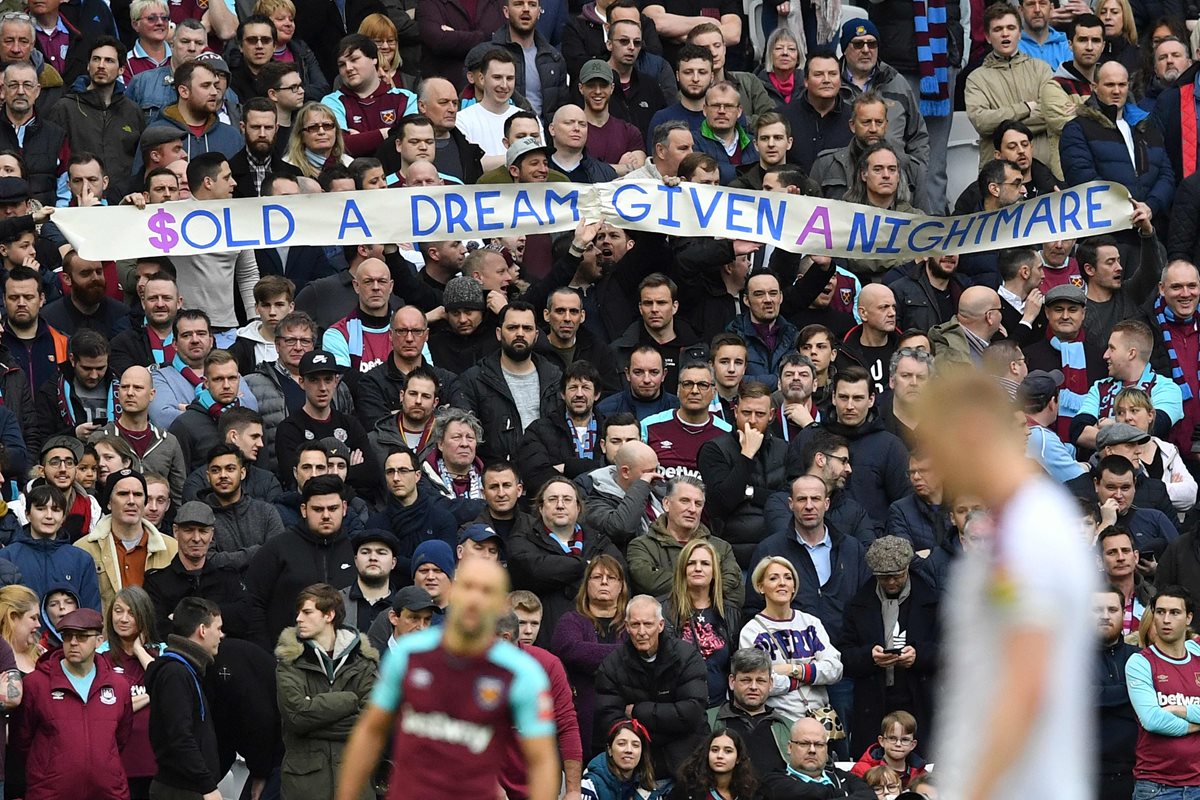 "Vendieron un sueño y dieron a cambio una pesadilla", se leía en una de las mantas que mostraron los descontentos aficionados del West Ham. (Foto Prensa Libre: AFP)