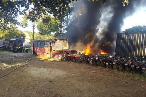 El predio de vehículos a cargo de la PNC se consume en llamas en Mixco. (Foto Prensa Libre: Julio Lara)<br _mce_bogus="1"/>