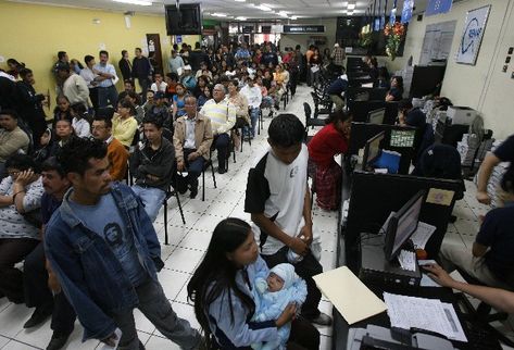 El trámite del DPI ha consumido mucho tiempo a las personas que acuden a las diferentes sedes del Renap. (Foto Prensa Libre: Hemeroteca PL)