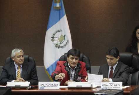 El  presidente Otto Pérez Molina, Baltazar Cruz, alcalde de San Juan Cotzal, y  y Oswaldo Smith, de Enel, firman   convenio.