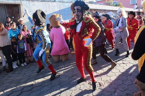 En la actualidad, los disfraces son elaborados por vecinos de Tecpán Guatemala. (Foto Prensa Libre: José Rosales).